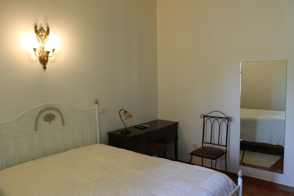 "O Viajante" Low Cost Hotel エストレモス エクステリア 写真