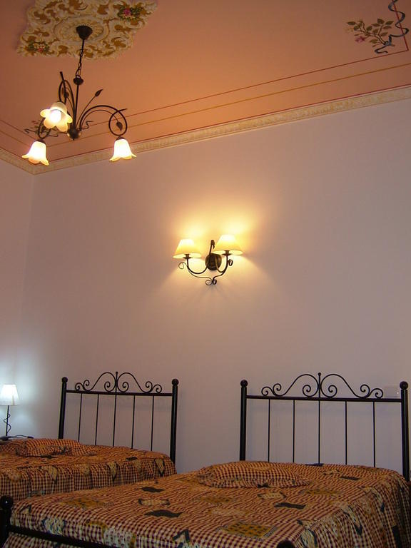 "O Viajante" Low Cost Hotel エストレモス 部屋 写真