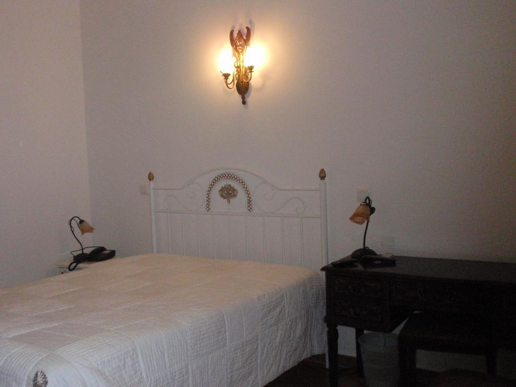 "O Viajante" Low Cost Hotel エストレモス 部屋 写真