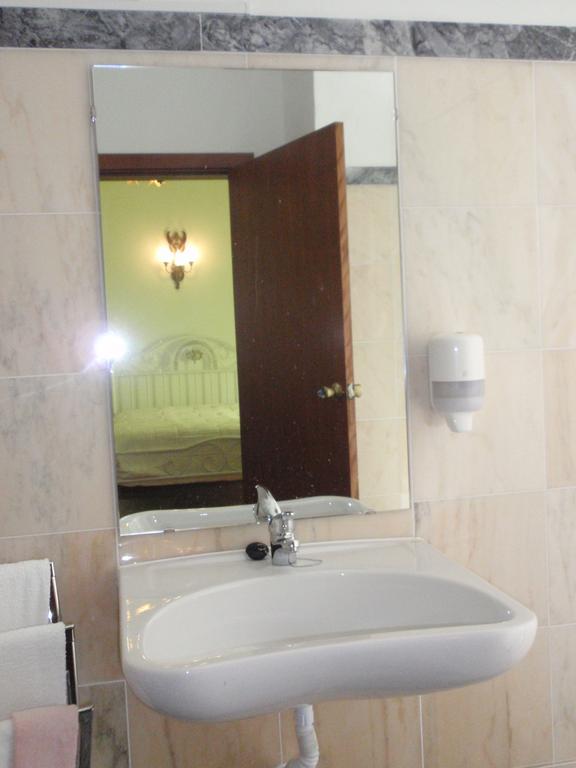 "O Viajante" Low Cost Hotel エストレモス 部屋 写真