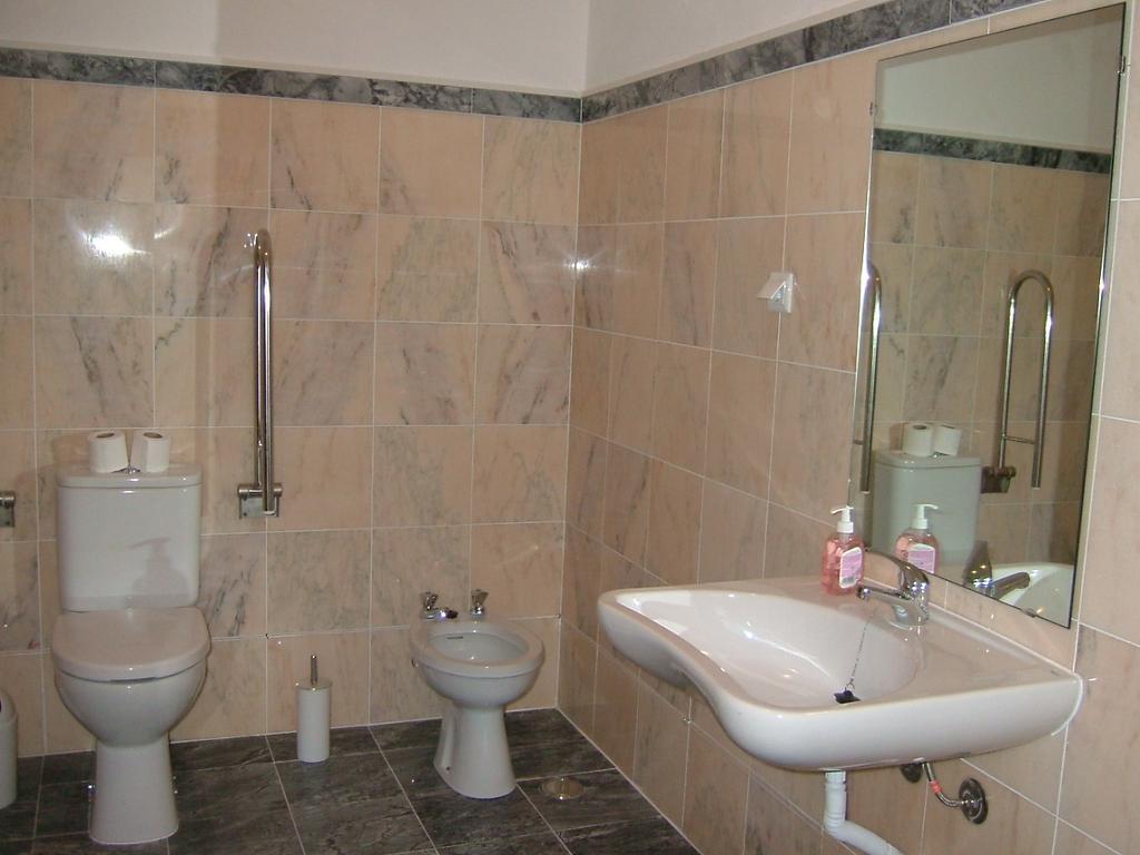 "O Viajante" Low Cost Hotel エストレモス 部屋 写真