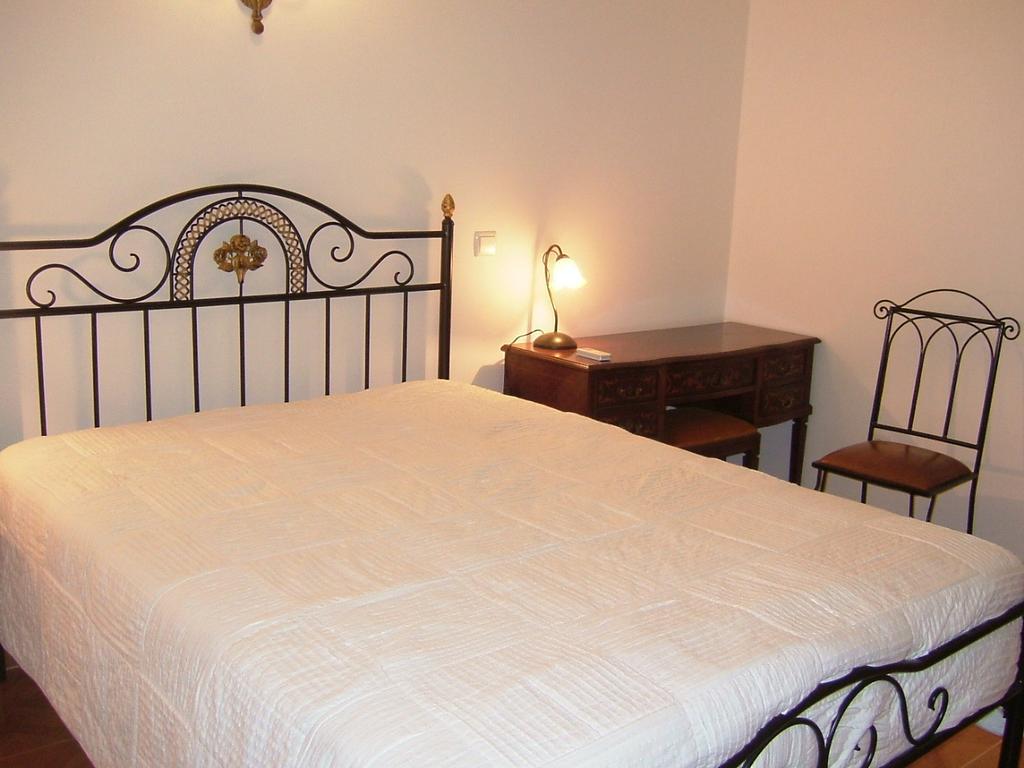 "O Viajante" Low Cost Hotel エストレモス 部屋 写真