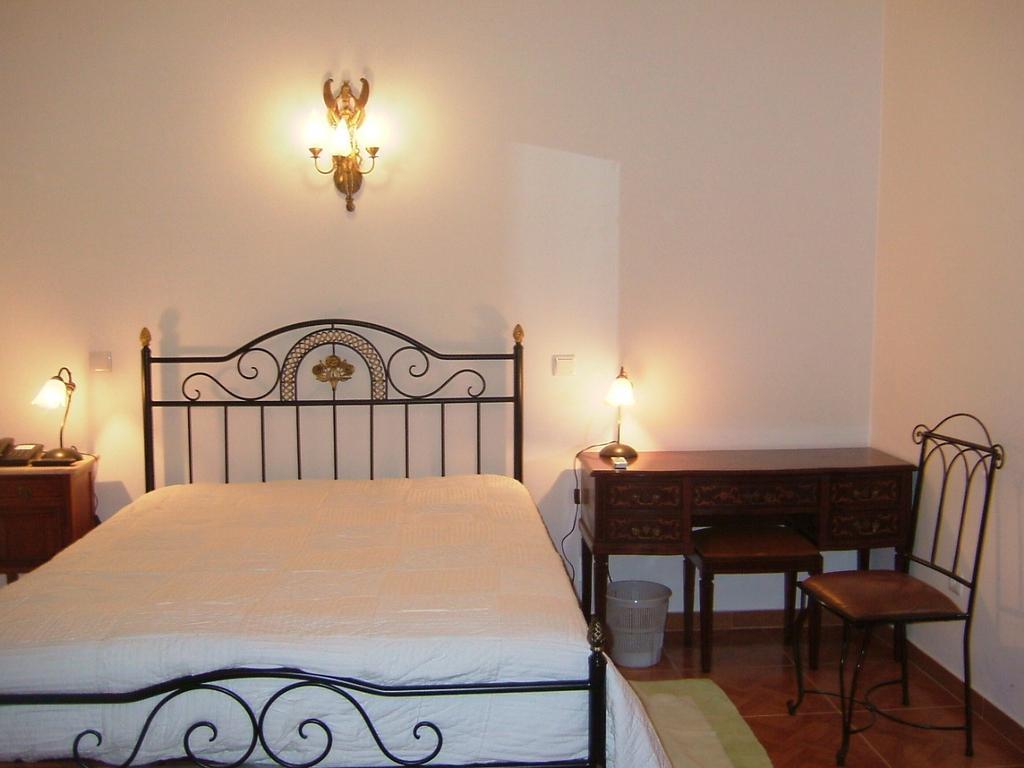"O Viajante" Low Cost Hotel エストレモス 部屋 写真