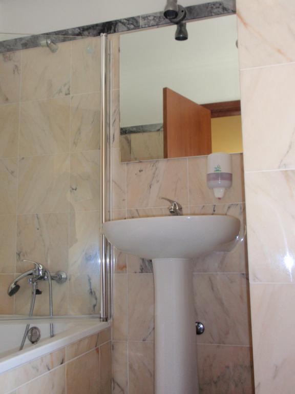 "O Viajante" Low Cost Hotel エストレモス 部屋 写真